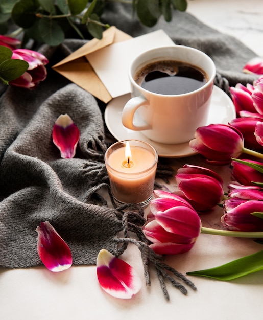 Tasse Kaffee und rosa Tulpen