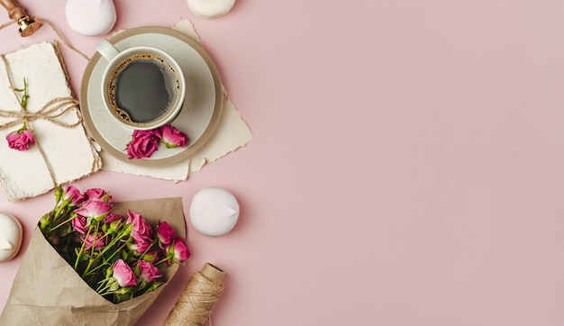 Tasse Kaffee und Strauß Frühlingsblumen