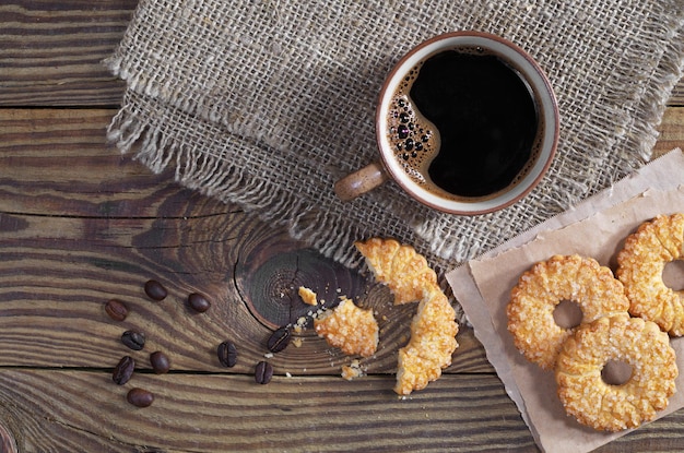 Tasse Kaffee und süße Shortbread Cookies auf Holztisch, Ansicht von oben