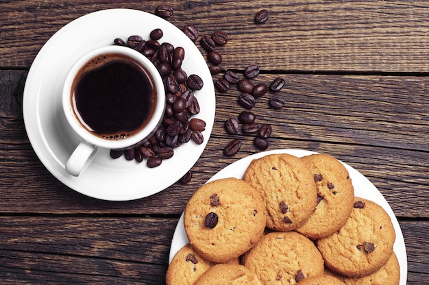 Tasse Kaffee und Teller mit Schokoladenkeksen