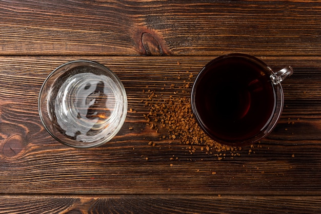 Tasse Kaffee und Wasser auf dem Tisch