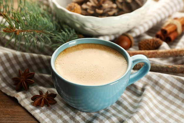 Tasse Kaffee und Weihnachtsbaumast auf Serviette, Nahaufnahme