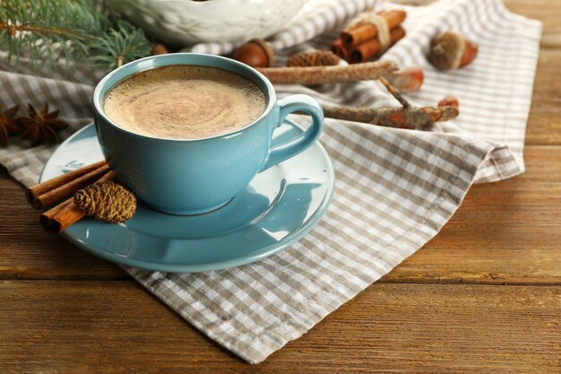 Tasse kaffee und weihnachtsbaumast auf serviette