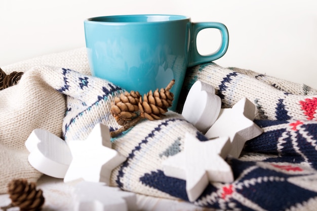 Tasse Kaffee und Weihnachtsschmuck und Beulen im Vordergrund