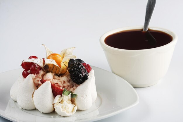 Tasse Kaffee und weißer Kuchen