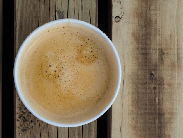 Tasse Kaffee zum Mitnehmen auf dem Holztisch Street Coffee Draufsicht