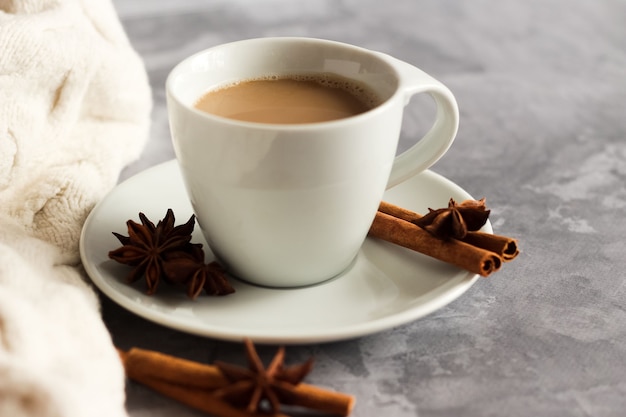 Tasse Kaffeegetränk mit Zimtstangen und Sternanis