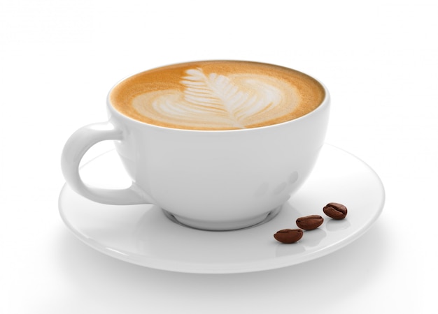 Tasse Kaffeelatte und Kaffeebohnen auf weißem Hintergrund