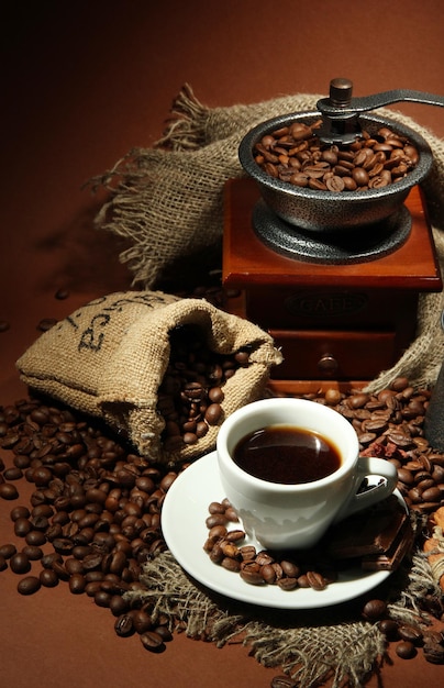 Tasse Kaffeemühle Türke und Kaffeebohnen auf braunem Hintergrund