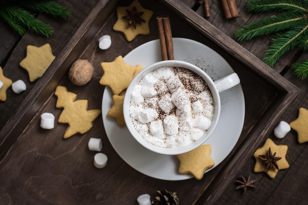 Tasse Kakao mit Marshmallow und Plätzchen Selektiver Fokus Weihnachtsdekor