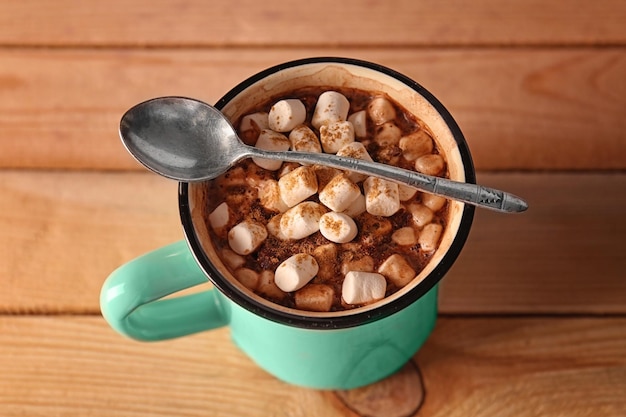 Tasse Kakao mit Marshmallows auf Holzhintergrund