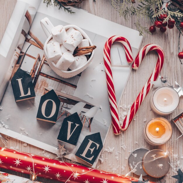 Tasse Kakao mit Marshmallows und Weihnachtsdekor