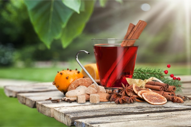 Tasse köstlichen Glühwein auf Holztisch