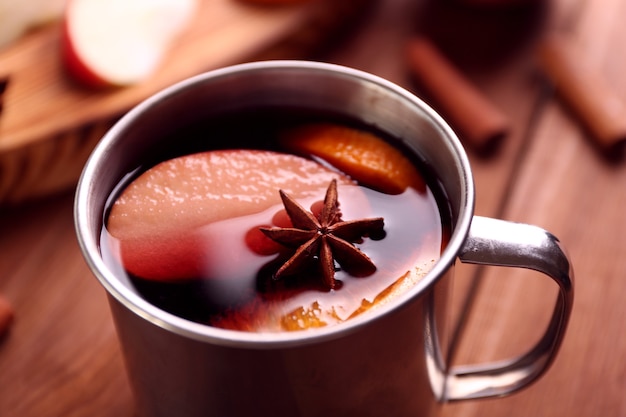 Tasse köstlichen Weihnachtsglühwein auf Holztisch, Nahaufnahme