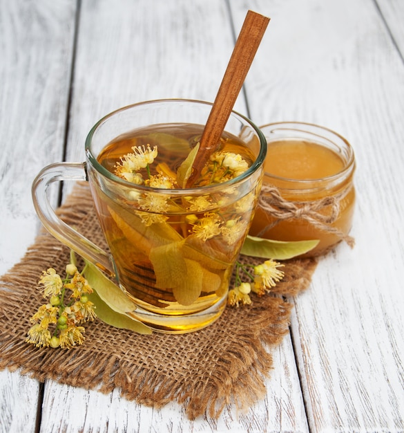 Tasse Kräutertee mit Lindenblüten