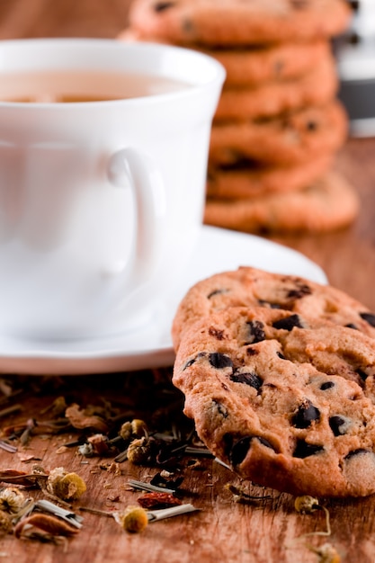 Tasse Kräutertee und einige frische Kekse