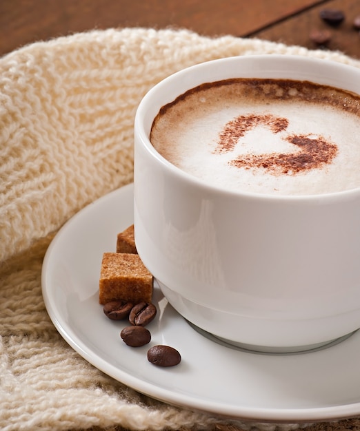 Tasse Latte auf dem alten hölzernen Hintergrund