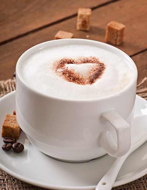 Tasse Latte auf dem alten hölzernen Hintergrund