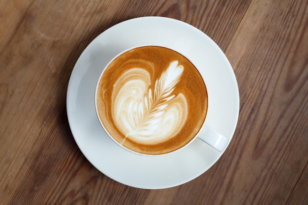 Tasse Latte-Kaffee auf Holztisch