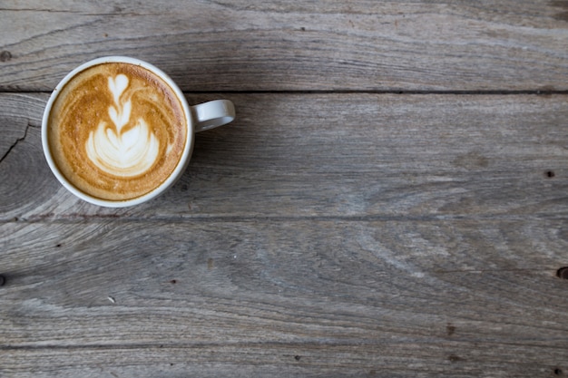 Tasse Latte Kaffee auf Holztisch