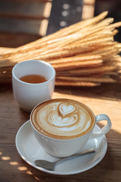 Tasse Latte Kaffee und Tee auf Holztisch