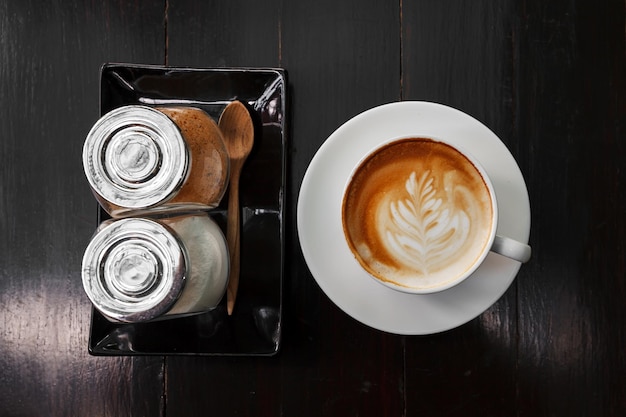 Foto tasse latte-kaffee und zucker auf holz