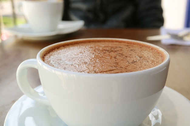 Tasse leckere heiße Schokolade serviert in einem Café in der Altstadt von Cusco, Peru