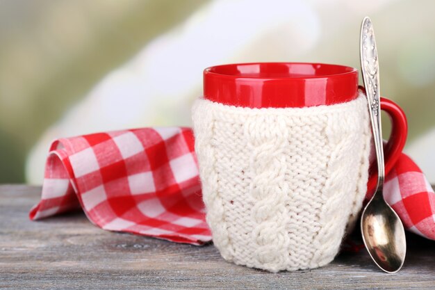 Tasse leckeren heißen Tee auf Holztisch,