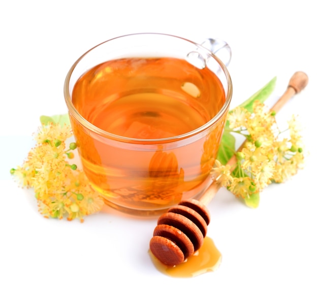 Tasse Linden-Tee mit Blumen und Honig lokalisiert auf Weiß