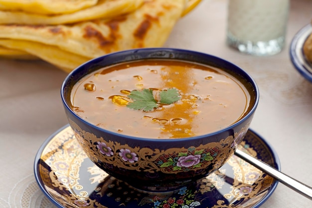 Foto tasse marokkanische harira-suppe