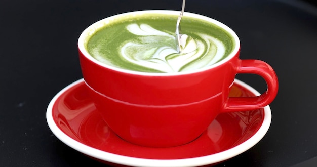 Tasse Matcha Latte in einem Café.