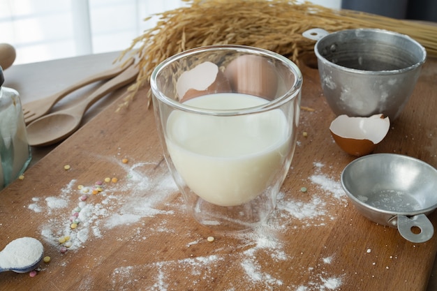 Tasse Milch auf Küchentisch