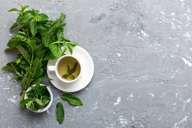 Tasse Minztee auf Tischhintergrund Grüner Tee mit frischer Minze Draufsicht mit Kopierbereich