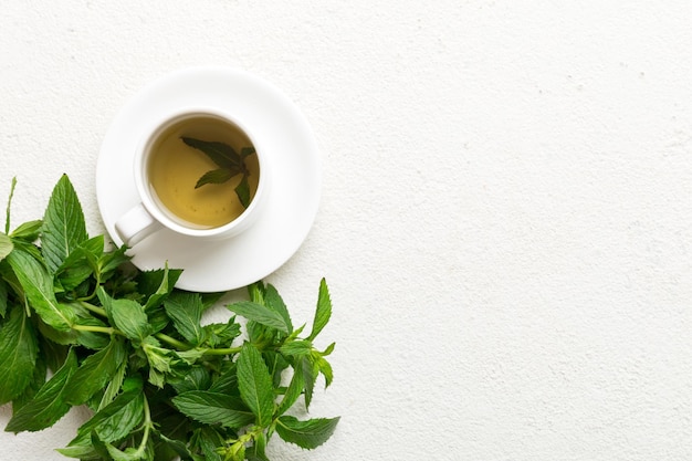 Tasse Minztee auf Tischhintergrund Grüner Tee mit frischer Minze Draufsicht mit Kopierbereich