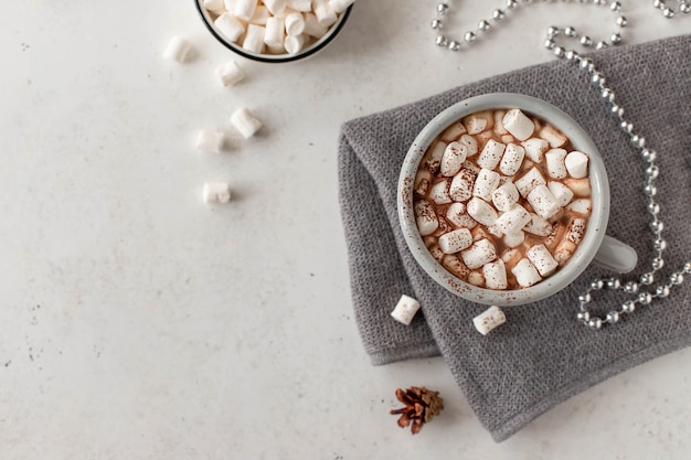 Tasse mit einem heißen getränk und mini marshmallows.