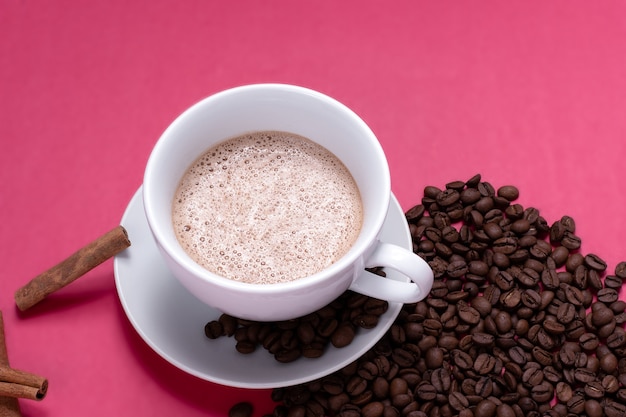 Tasse mit Espresso Latte und isoliert auf rosa Hintergrund