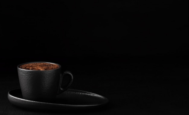 Tasse mit Espresso mit Schaum auf einer Untertasse