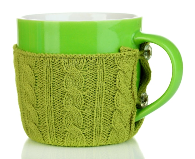 Tasse mit gestrickter Sache darauf isoliert auf weiß