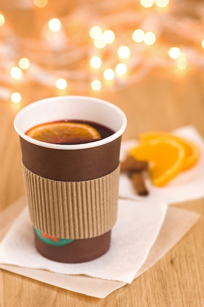 Tasse mit heißem Glühwein