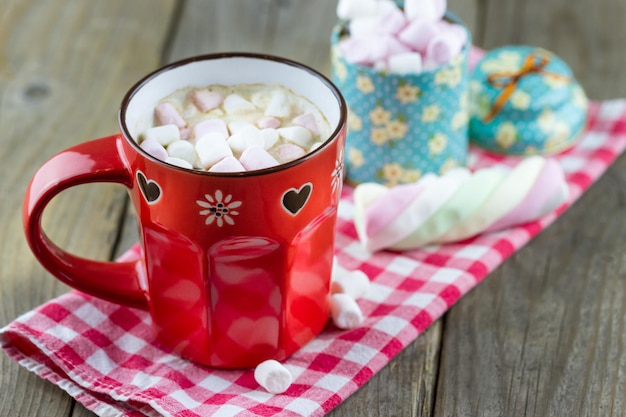 Tasse mit Heißgetränk mit Marshmallows