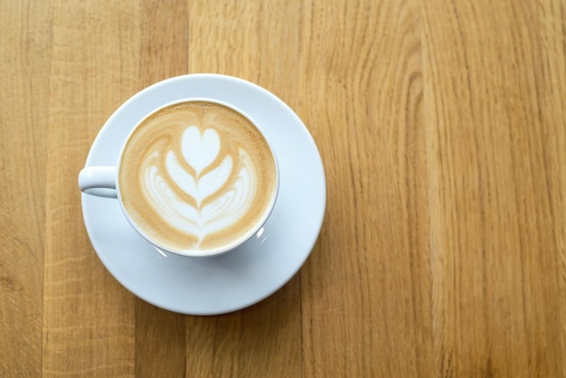 Tasse mit Kaffee auf dem Tisch