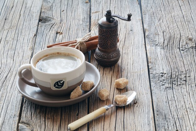 Tasse mit Kaffee auf Holztisch