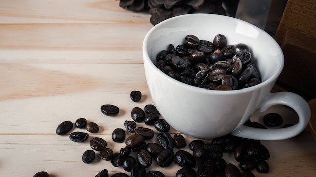 Tasse mit Kaffeebohnen