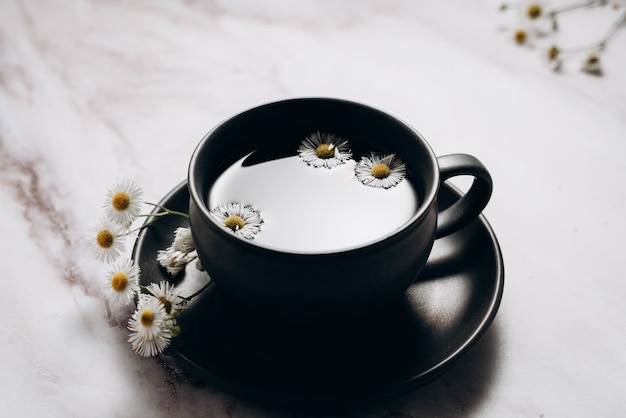 Tasse mit Kamille, beruhigendes Getränk, Volksrezepte