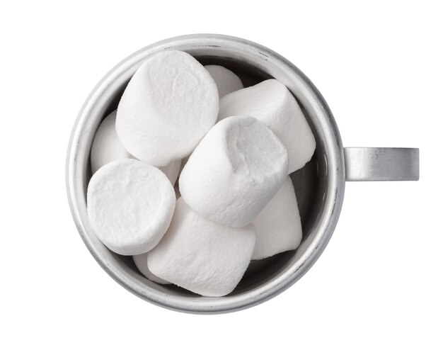 Tasse mit Marshmallows isoliert auf weißem Hintergrund