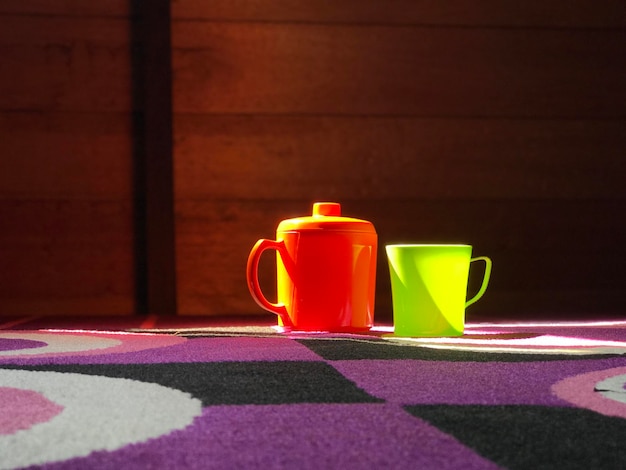 Tasse orange und grün mit mattem lila Hintergrund, schöne Tasse