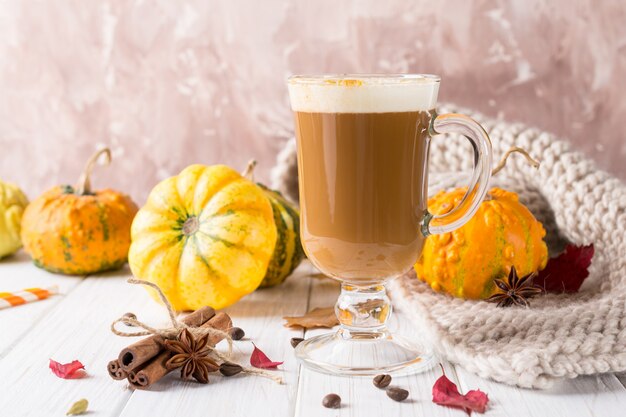 Foto tasse scharfer und würziger aromatischer kürbis-latte mit schlagsahne darüber