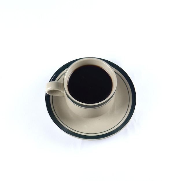 Tasse schwarzen Kaffee auf weißem Hintergrund. Copyspace-Bereich