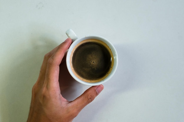 Tasse schwarzen Kaffee auf weißem Tisch