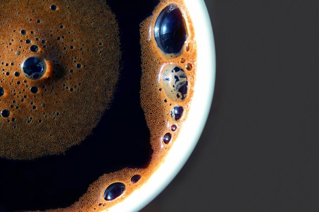 Tasse schwarzen Kaffee Nahaufnahme von oben in den Sonnenstrahlen